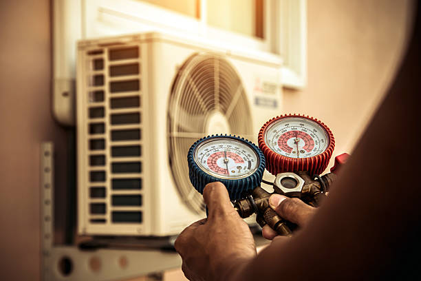 Professional Heat Pump Repair technician working in Durant, FL